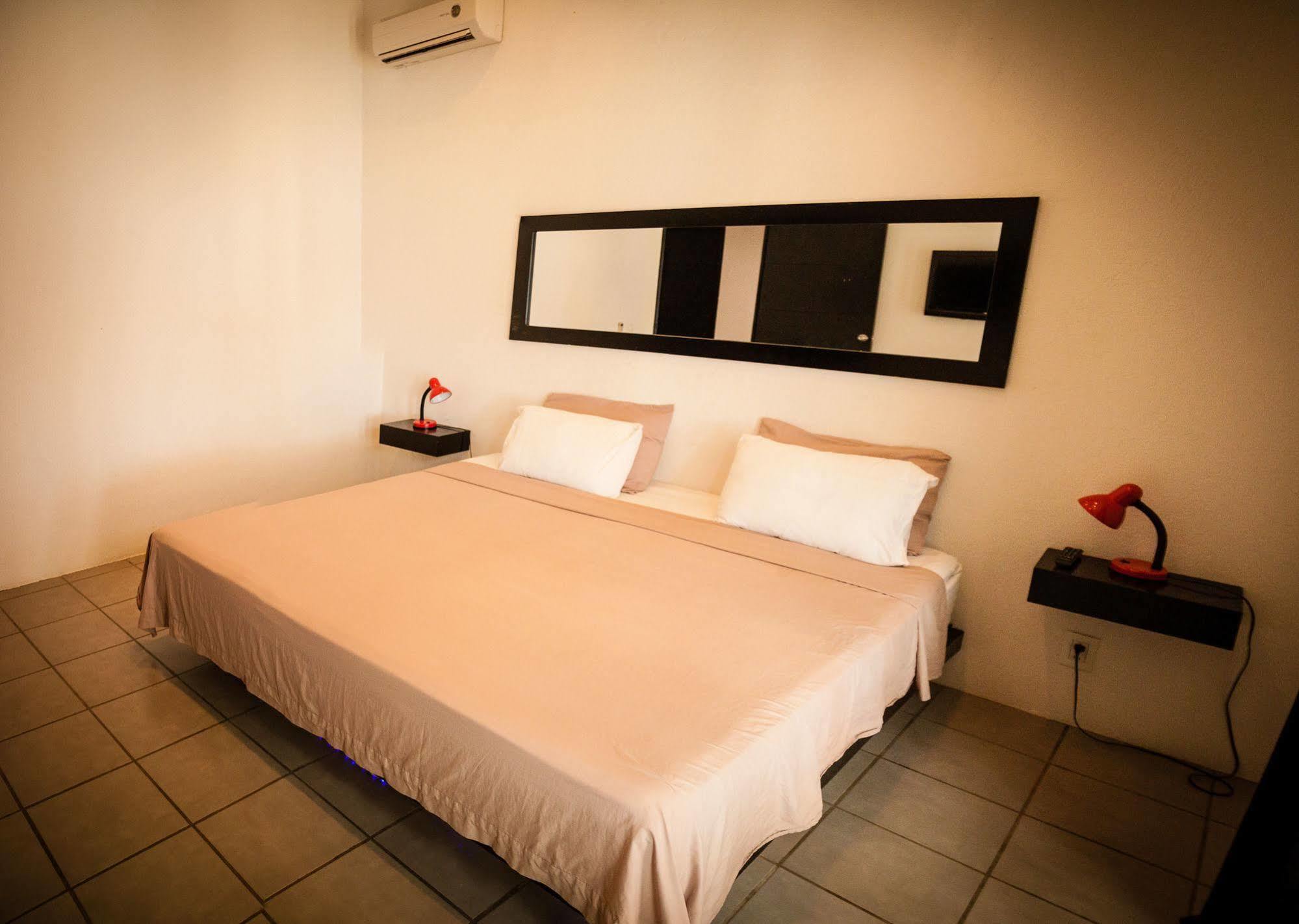 Ocean Lovers Hostel & Apartments Таганга Экстерьер фото